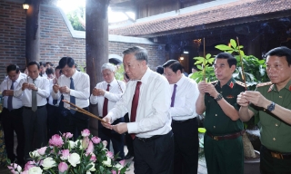 Tổng Bí thư Tô Lâm dâng hương tưởng nhớ Chủ tịch Hồ Chí Minh tại Nghệ An